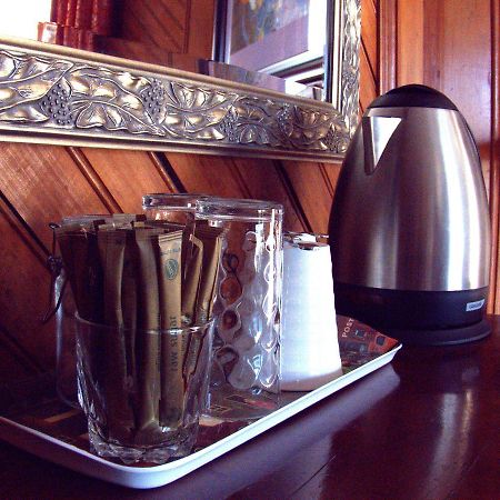 Shady Rest Bed & Breakfast ทาคาคา ภายนอก รูปภาพ
