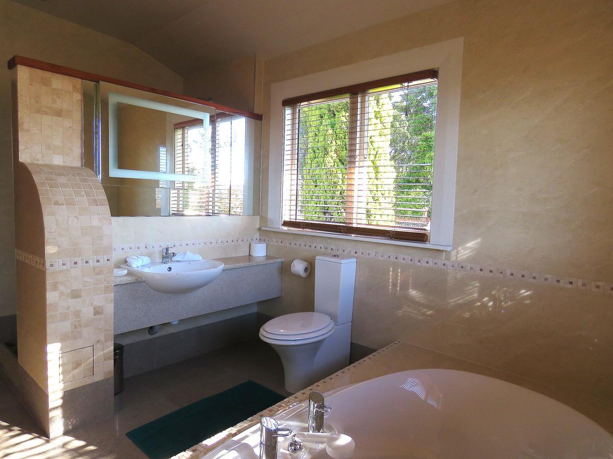 Shady Rest Bed & Breakfast ทาคาคา ภายนอก รูปภาพ